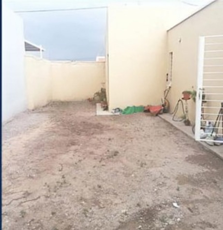 Alquilo casa de 2 Dorm. C/cochera y termosolar  en Horizonte Univ.