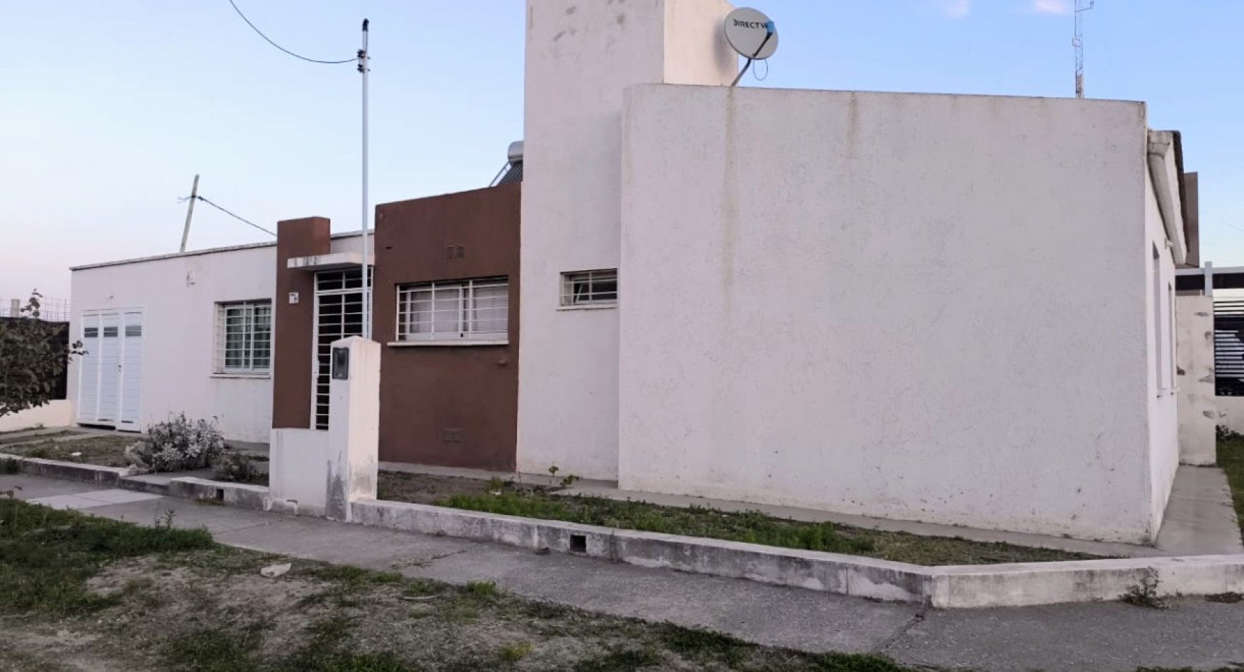 Alquilo casa de 2 Dorm. C/cochera y termosolar  en Horizonte Univ.
