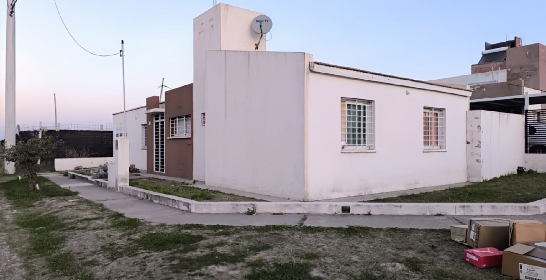 Alquilo casa de 2 Dorm. C/cochera y termosolar  en Horizonte Univ.