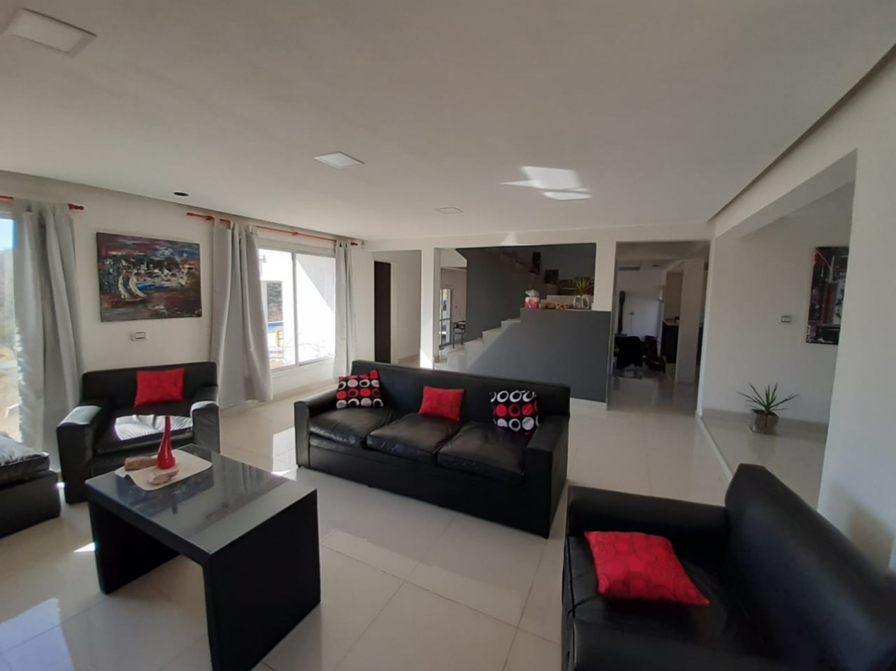 Vendo casa de dos plantas en Villa Lago Azul (B° cerrado sobre el lago San Roque)