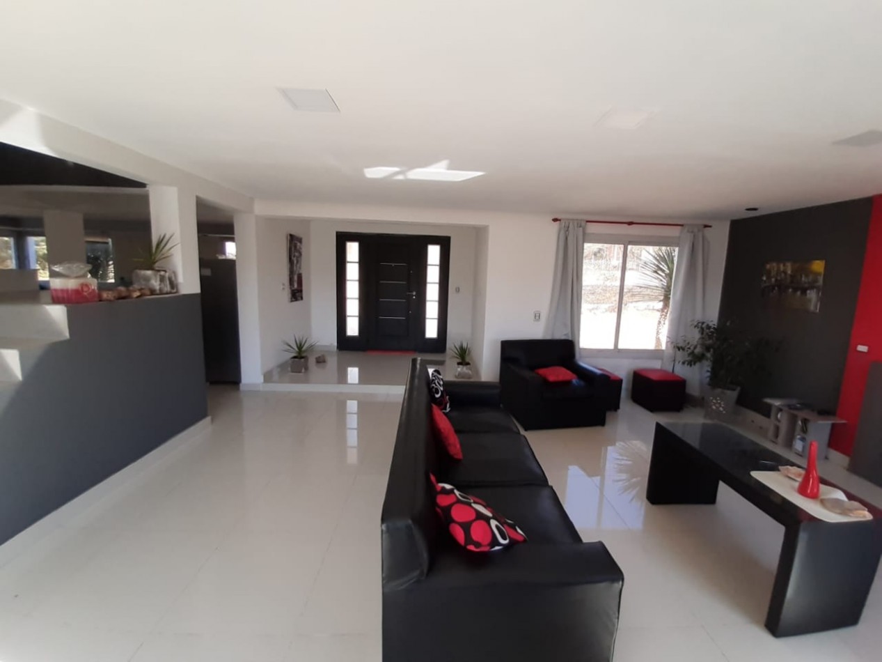 Vendo casa de dos plantas en Villa Lago Azul (B° cerrado sobre el lago San Roque)