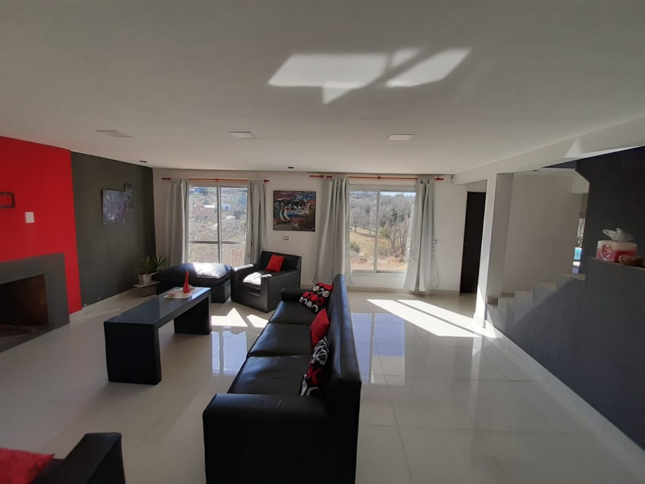 Vendo casa de dos plantas en Villa Lago Azul (B° cerrado sobre el lago San Roque)