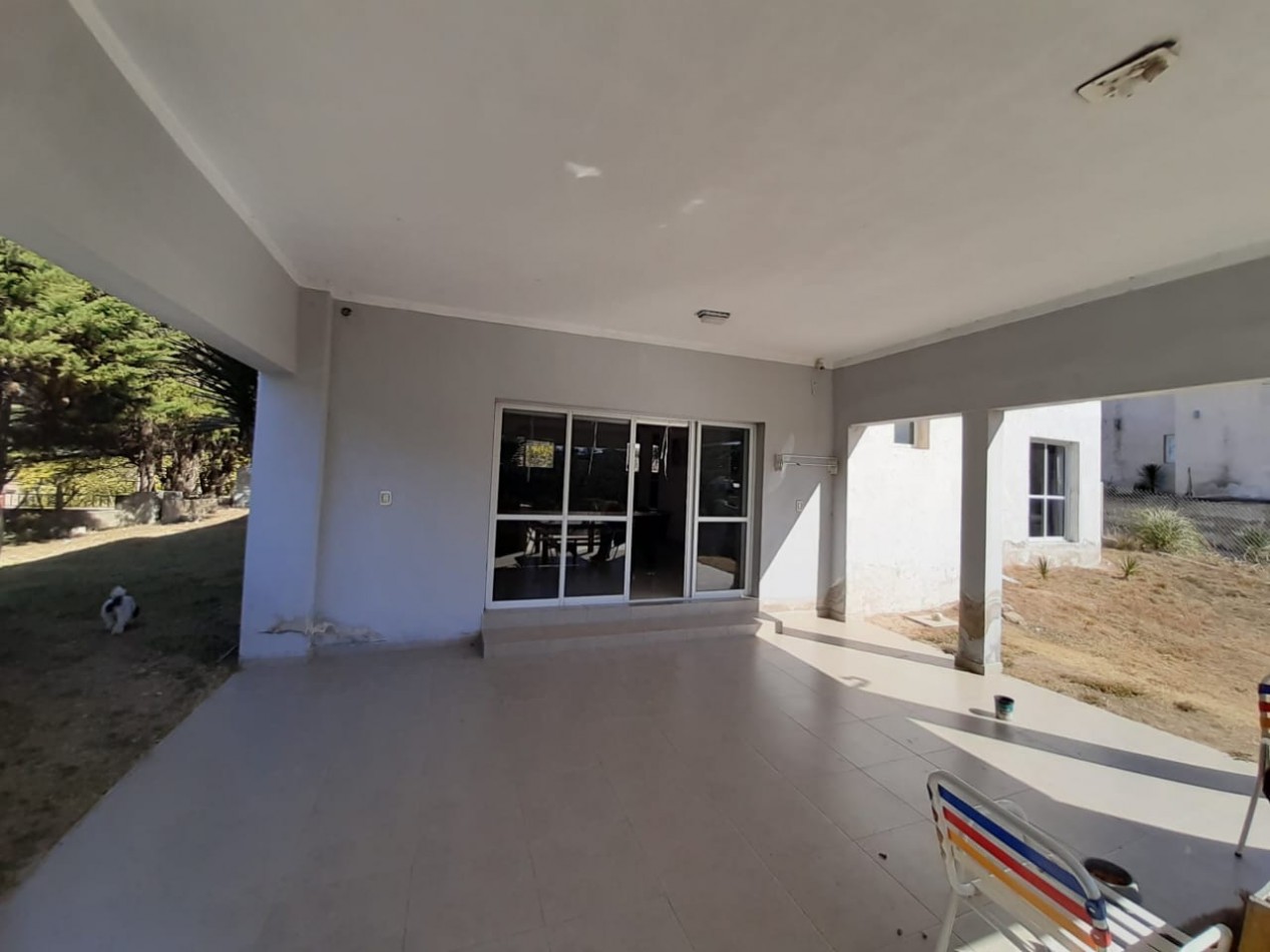 Vendo casa de dos plantas en Villa Lago Azul (B° cerrado sobre el lago San Roque)