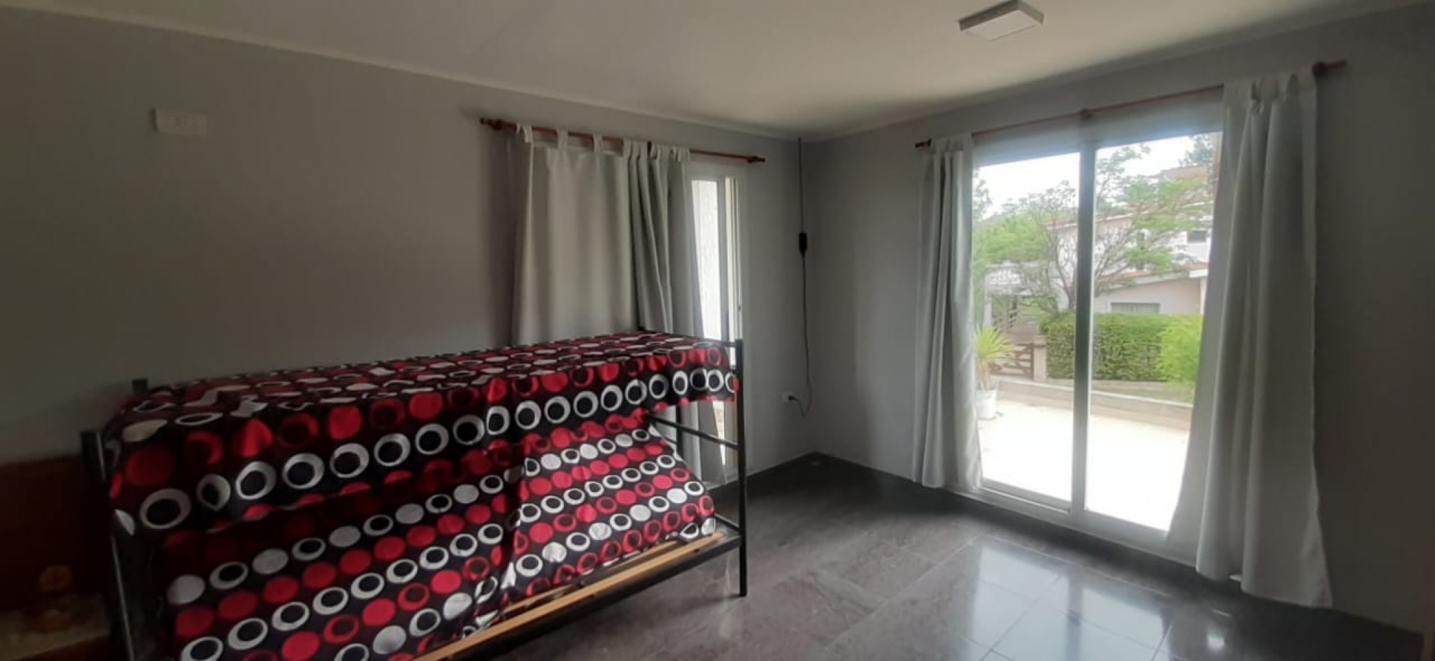 Vendo casa de dos plantas en Villa Lago Azul (B° cerrado sobre el lago San Roque)