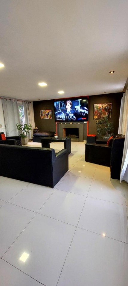 Vendo casa de dos plantas en Villa Lago Azul (B° cerrado sobre el lago San Roque)