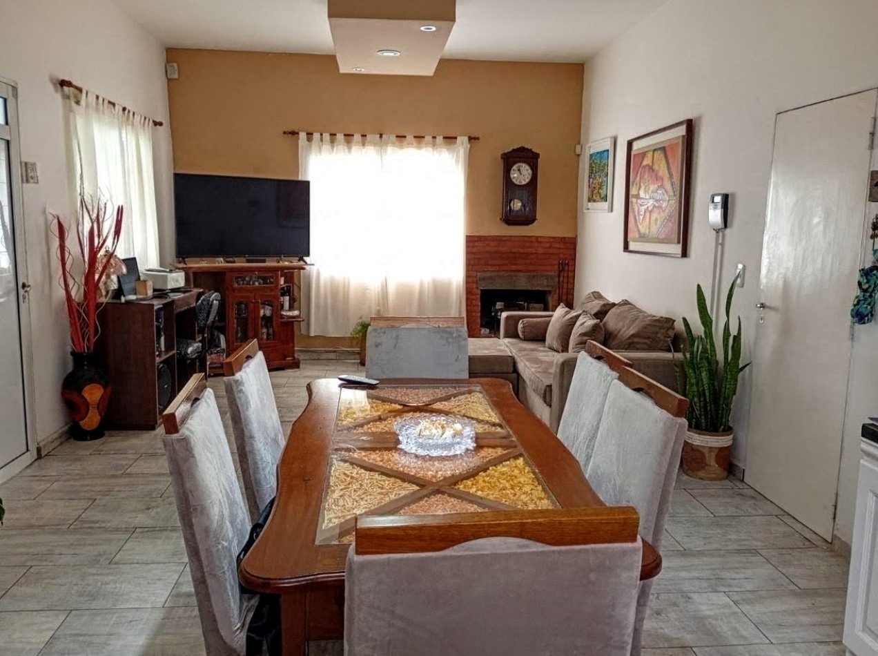 VENDO CASA C/PILETA DE 2 DORM._ VILLA LOS AROMOS