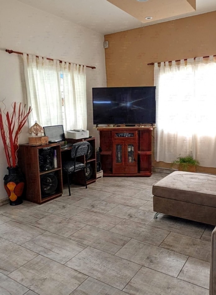 VENDO CASA C/PILETA DE 2 DORM._ VILLA LOS AROMOS