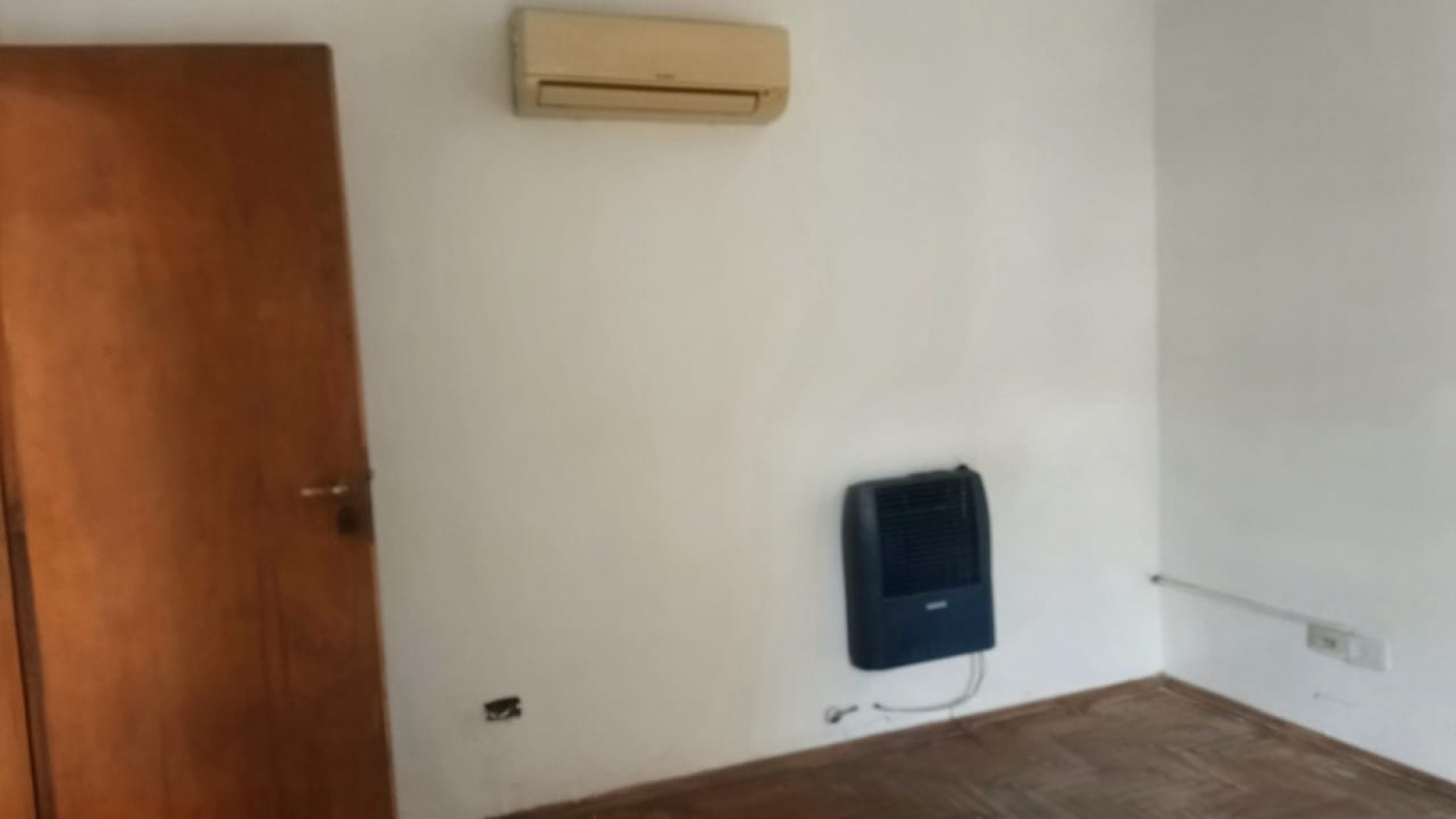 VENDO CASA DE 3 NIVELES -4 DORMITORIOS, ESPACIO PROFESIONAL, COCHERA DOBLE- B° URITORCO-CORDOBA