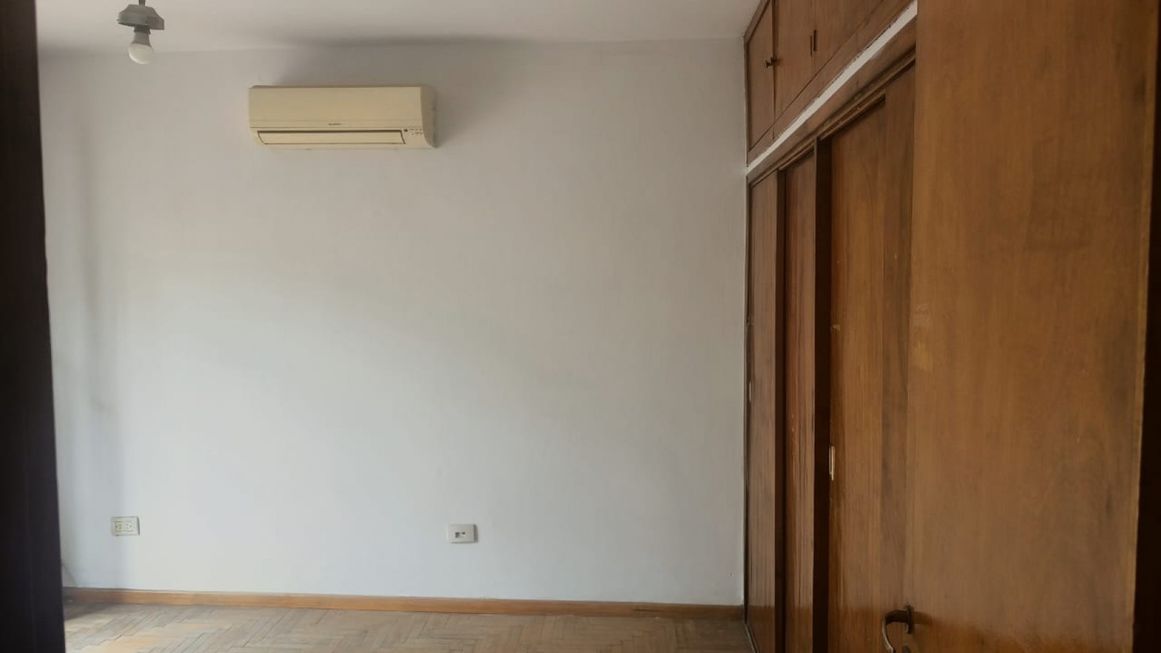 VENDO CASA DE 3 NIVELES -4 DORMITORIOS, ESPACIO PROFESIONAL, COCHERA DOBLE- B° URITORCO-CORDOBA