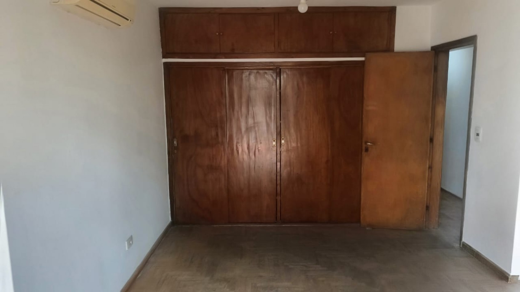 VENDO CASA DE 3 NIVELES -4 DORMITORIOS, ESPACIO PROFESIONAL, COCHERA DOBLE- B° URITORCO-CORDOBA