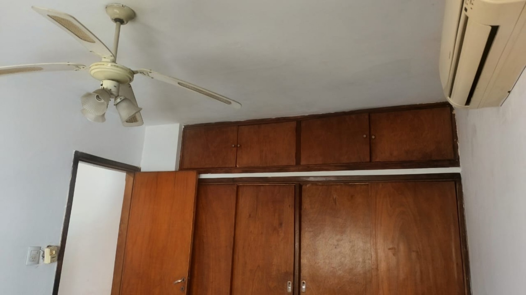 VENDO CASA DE 3 NIVELES -4 DORMITORIOS, ESPACIO PROFESIONAL, COCHERA DOBLE- B° URITORCO-CORDOBA