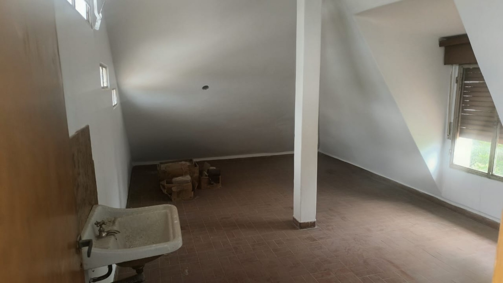 VENDO CASA DE 3 NIVELES -4 DORMITORIOS, ESPACIO PROFESIONAL, COCHERA DOBLE- B° URITORCO-CORDOBA