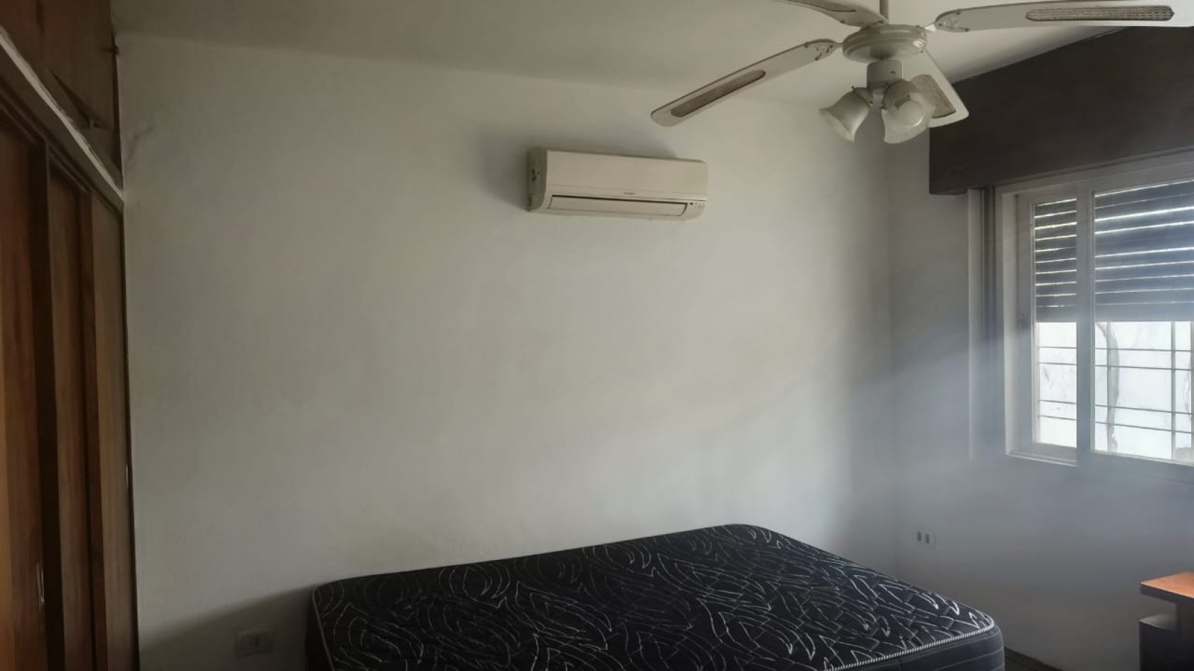 VENDO CASA DE 3 NIVELES -4 DORMITORIOS, ESPACIO PROFESIONAL, COCHERA DOBLE- B° URITORCO-CORDOBA