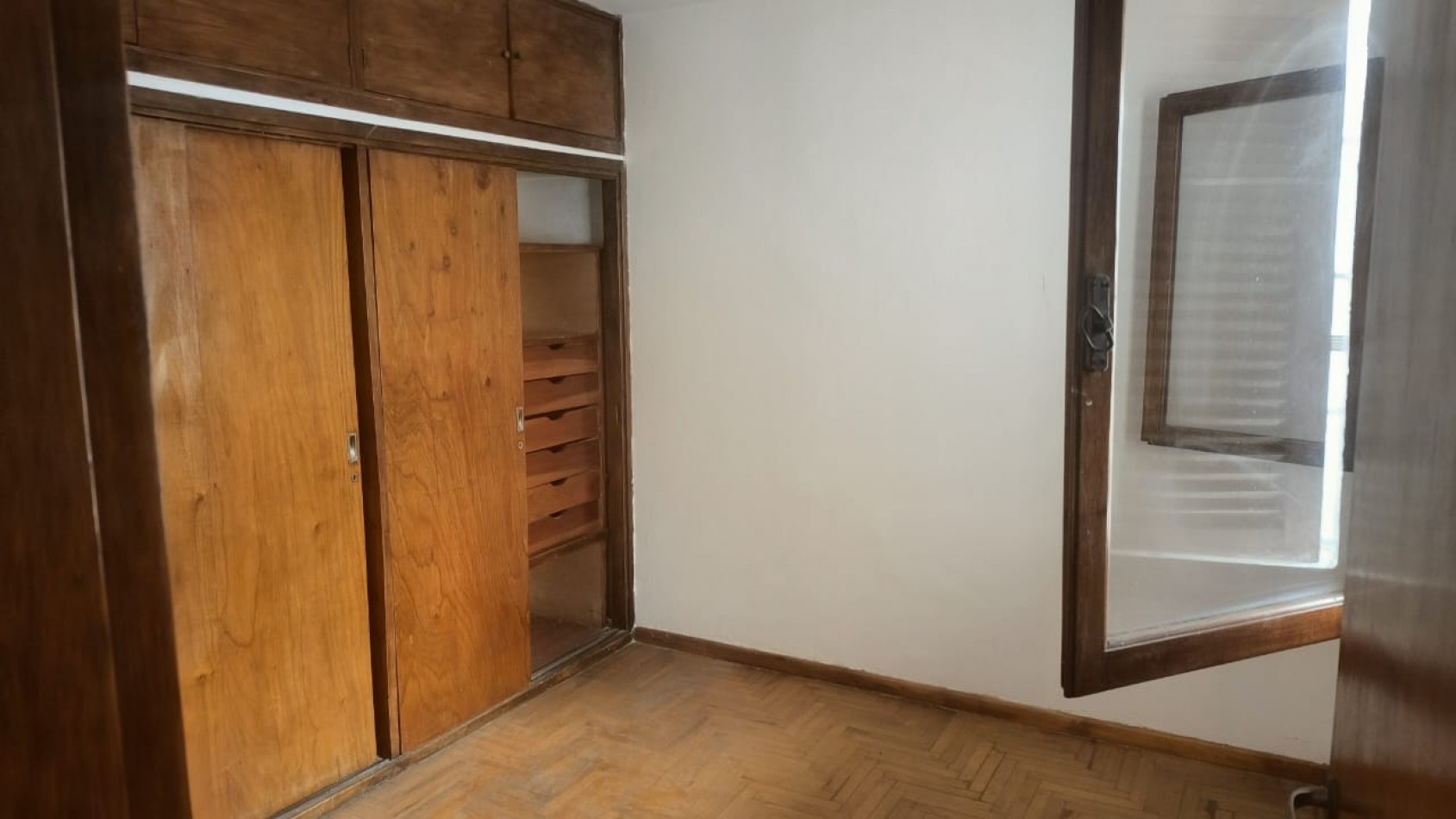 VENDO CASA DE 3 NIVELES -4 DORMITORIOS, ESPACIO PROFESIONAL, COCHERA DOBLE- B° URITORCO-CORDOBA