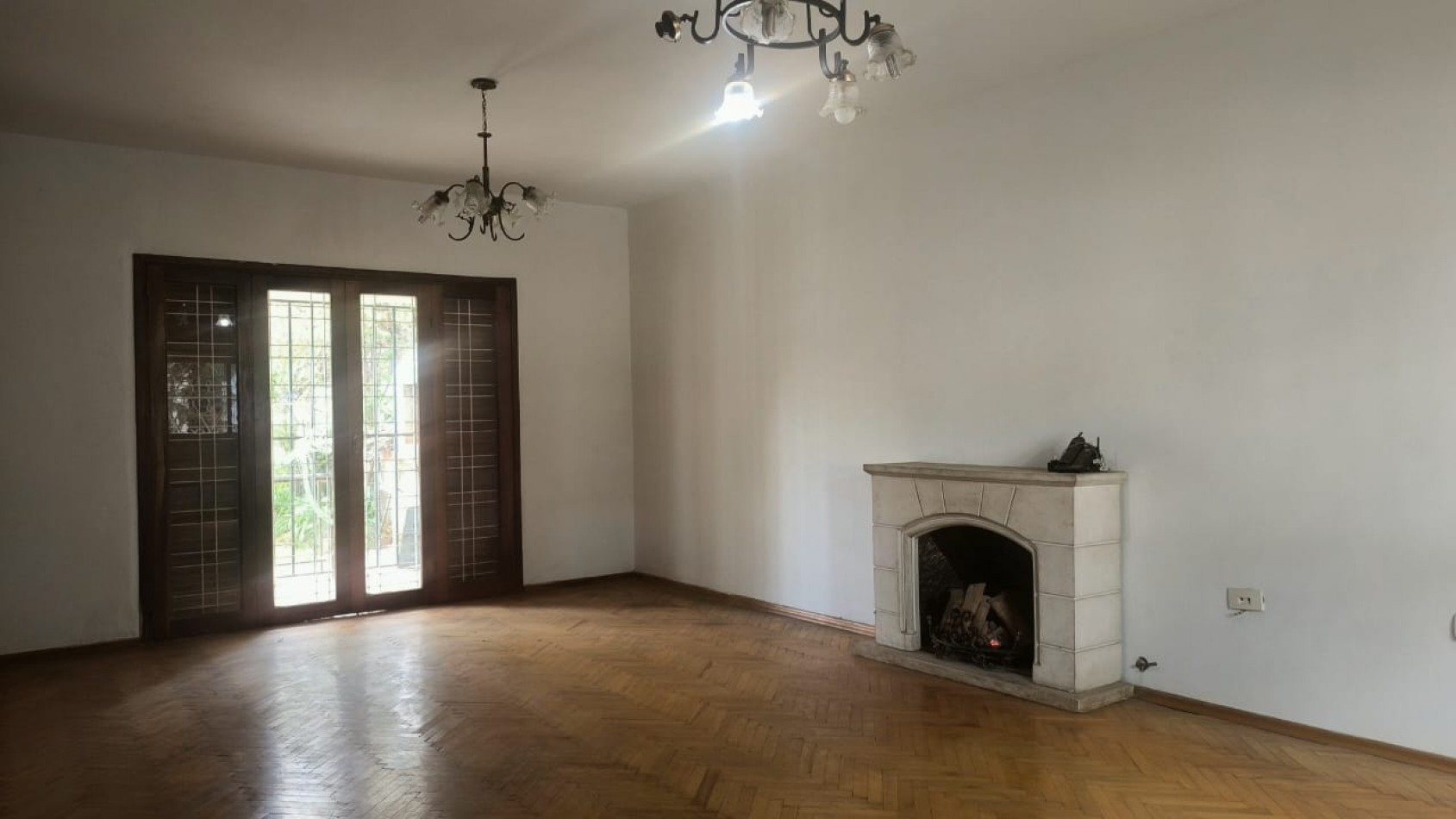 VENDO CASA DE 3 NIVELES -4 DORMITORIOS, ESPACIO PROFESIONAL, COCHERA DOBLE- B° URITORCO-CORDOBA