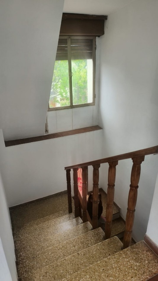 VENDO CASA DE 3 NIVELES -4 DORMITORIOS, ESPACIO PROFESIONAL, COCHERA DOBLE- B° URITORCO-CORDOBA