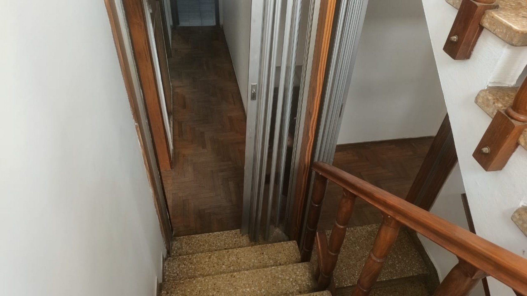 VENDO CASA DE 3 NIVELES -4 DORMITORIOS, ESPACIO PROFESIONAL, COCHERA DOBLE- B° URITORCO-CORDOBA