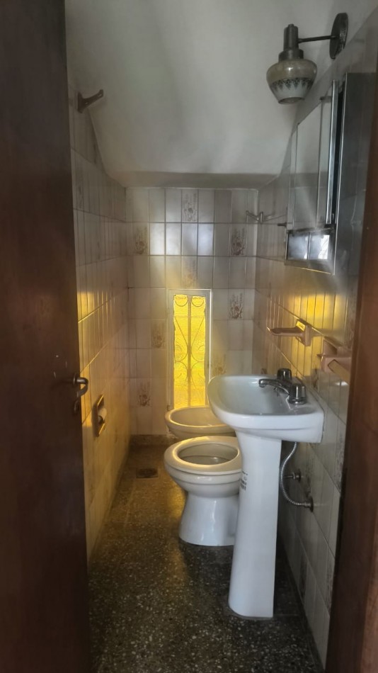 VENDO CASA DE 3 NIVELES -4 DORMITORIOS, ESPACIO PROFESIONAL, COCHERA DOBLE- B° URITORCO-CORDOBA