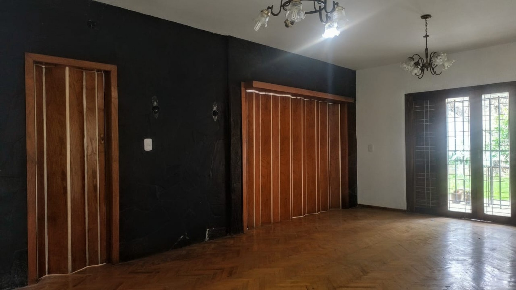 VENDO CASA DE 3 NIVELES -4 DORMITORIOS, ESPACIO PROFESIONAL, COCHERA DOBLE- B° URITORCO-CORDOBA