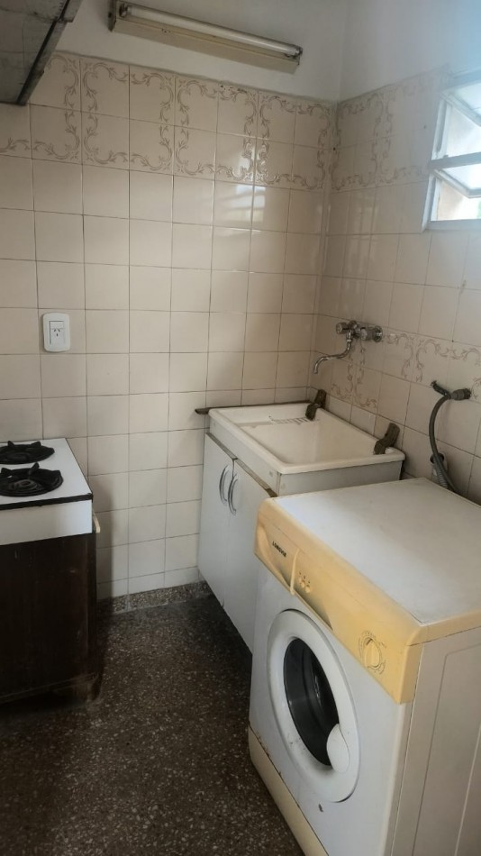 VENDO CASA DE 3 NIVELES -4 DORMITORIOS, ESPACIO PROFESIONAL, COCHERA DOBLE- B° URITORCO-CORDOBA