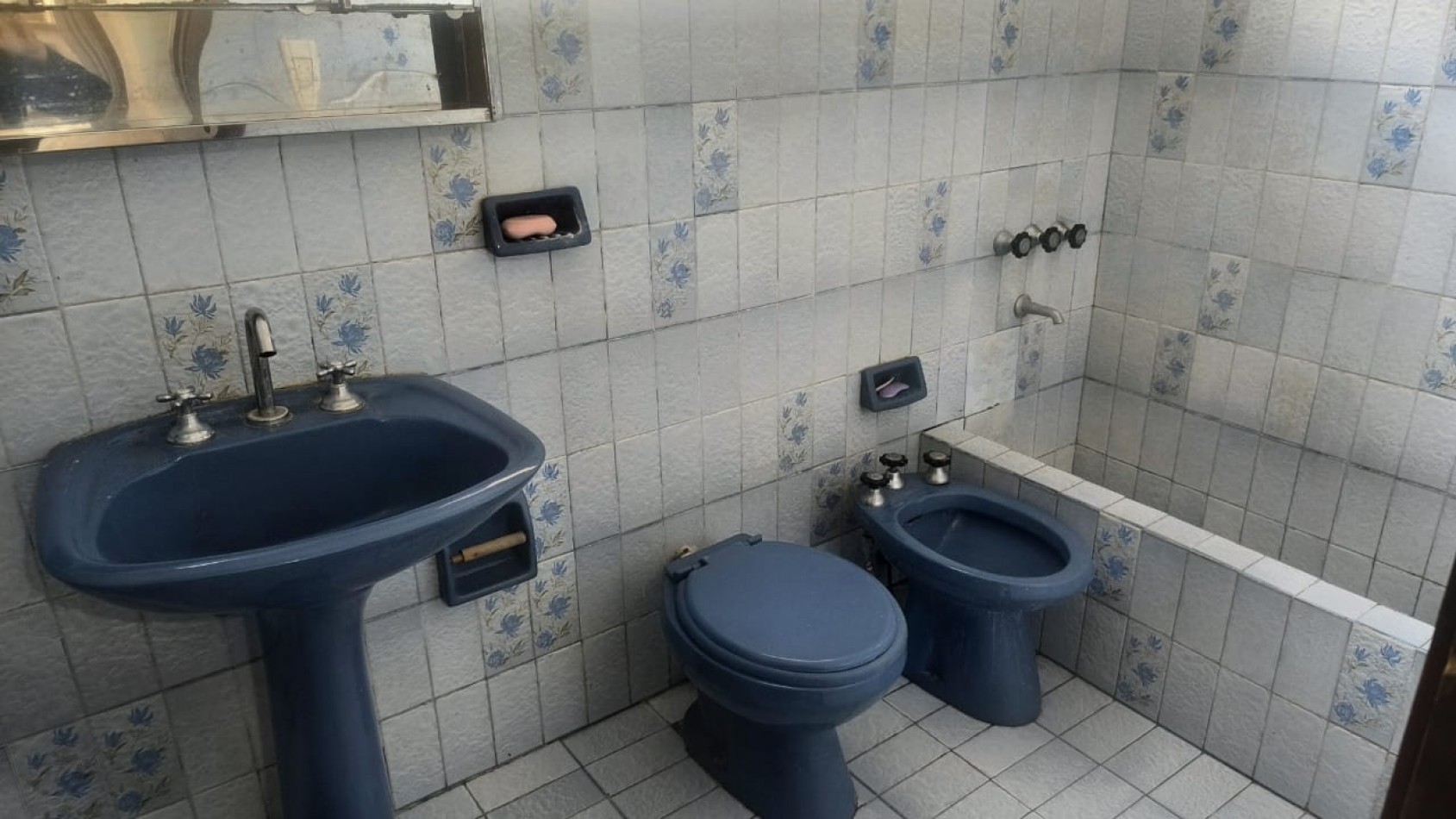 VENDO CASA DE 3 NIVELES -4 DORMITORIOS, ESPACIO PROFESIONAL, COCHERA DOBLE- B° URITORCO-CORDOBA