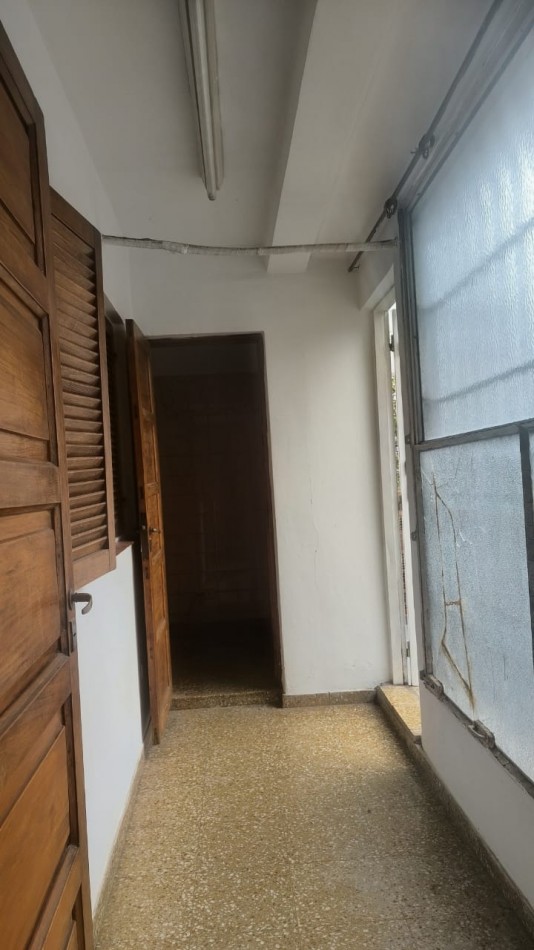 VENDO CASA DE 3 NIVELES -4 DORMITORIOS, ESPACIO PROFESIONAL, COCHERA DOBLE- B° URITORCO-CORDOBA