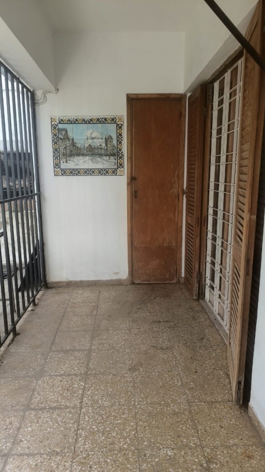 VENDO CASA DE 3 NIVELES -4 DORMITORIOS, ESPACIO PROFESIONAL, COCHERA DOBLE- B° URITORCO-CORDOBA