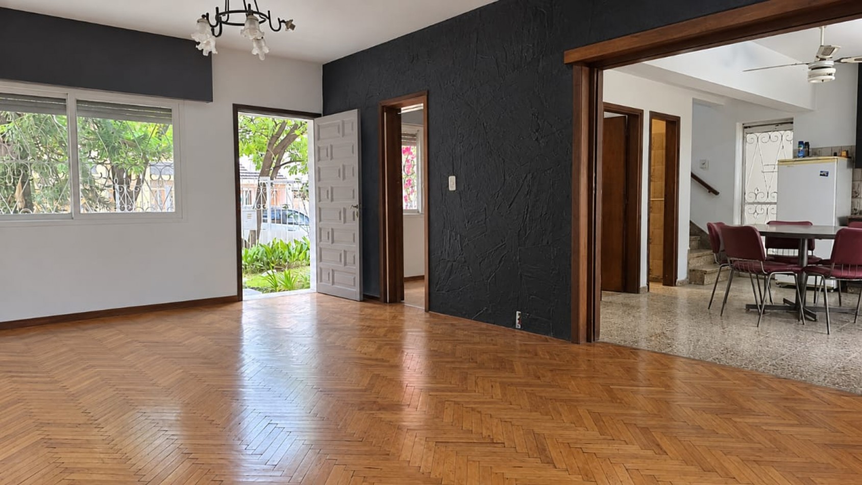 VENDO CASA DE 3 NIVELES -4 DORMITORIOS, ESPACIO PROFESIONAL, COCHERA DOBLE- B° URITORCO-CORDOBA