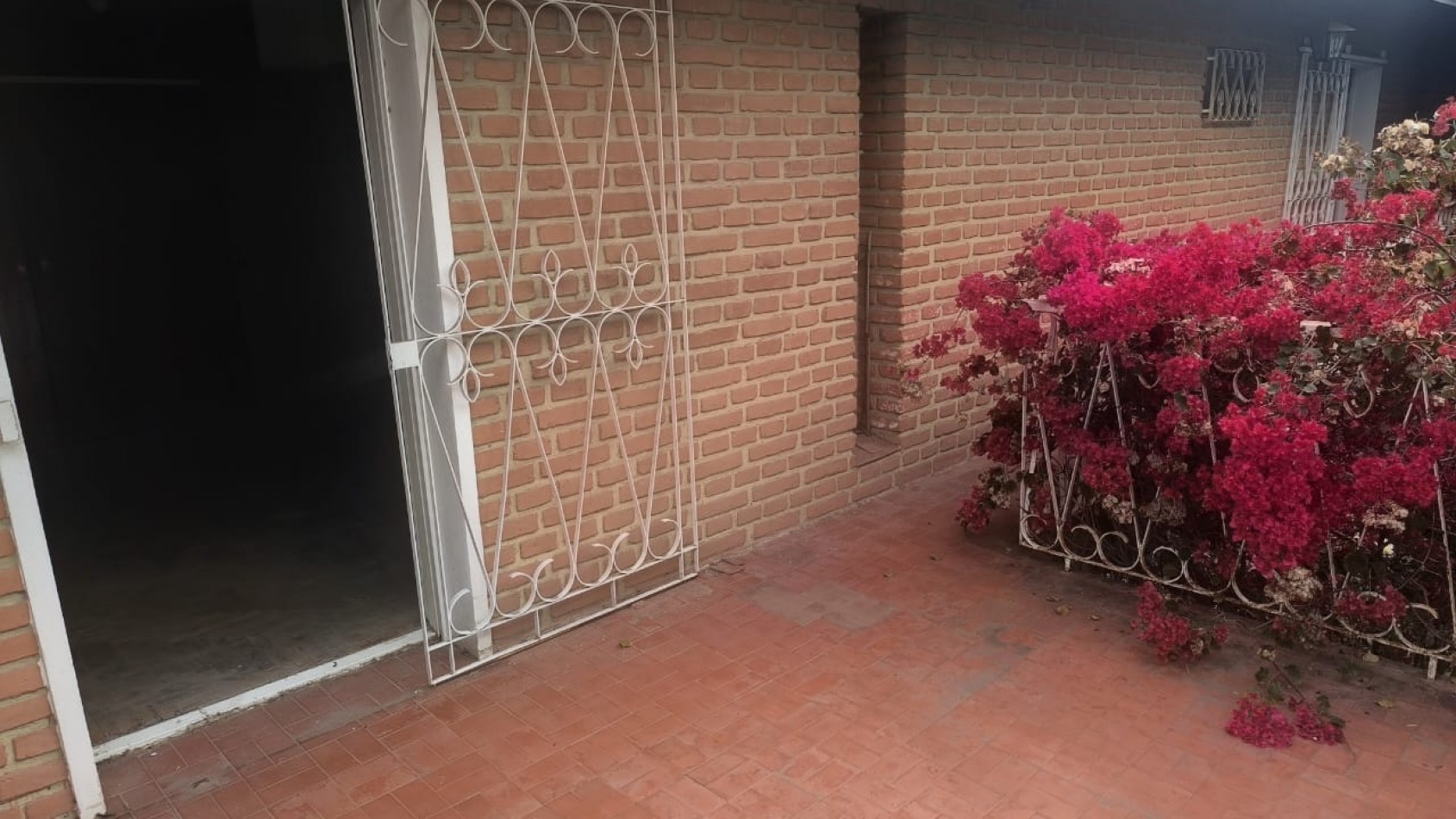 VENDO CASA DE 3 NIVELES -4 DORMITORIOS, ESPACIO PROFESIONAL, COCHERA DOBLE- B° URITORCO-CORDOBA