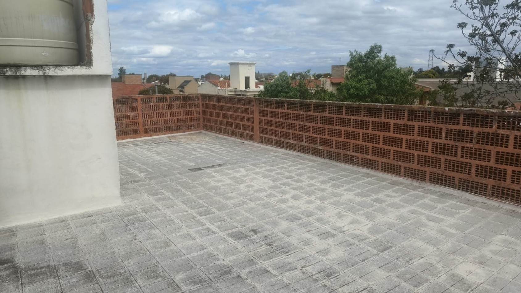 VENDO CASA DE 3 NIVELES -4 DORMITORIOS, ESPACIO PROFESIONAL, COCHERA DOBLE- B° URITORCO-CORDOBA