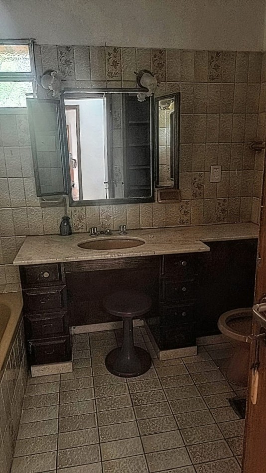 VENDO CASA DE 3 NIVELES -4 DORMITORIOS, ESPACIO PROFESIONAL, COCHERA DOBLE- B° URITORCO-CORDOBA