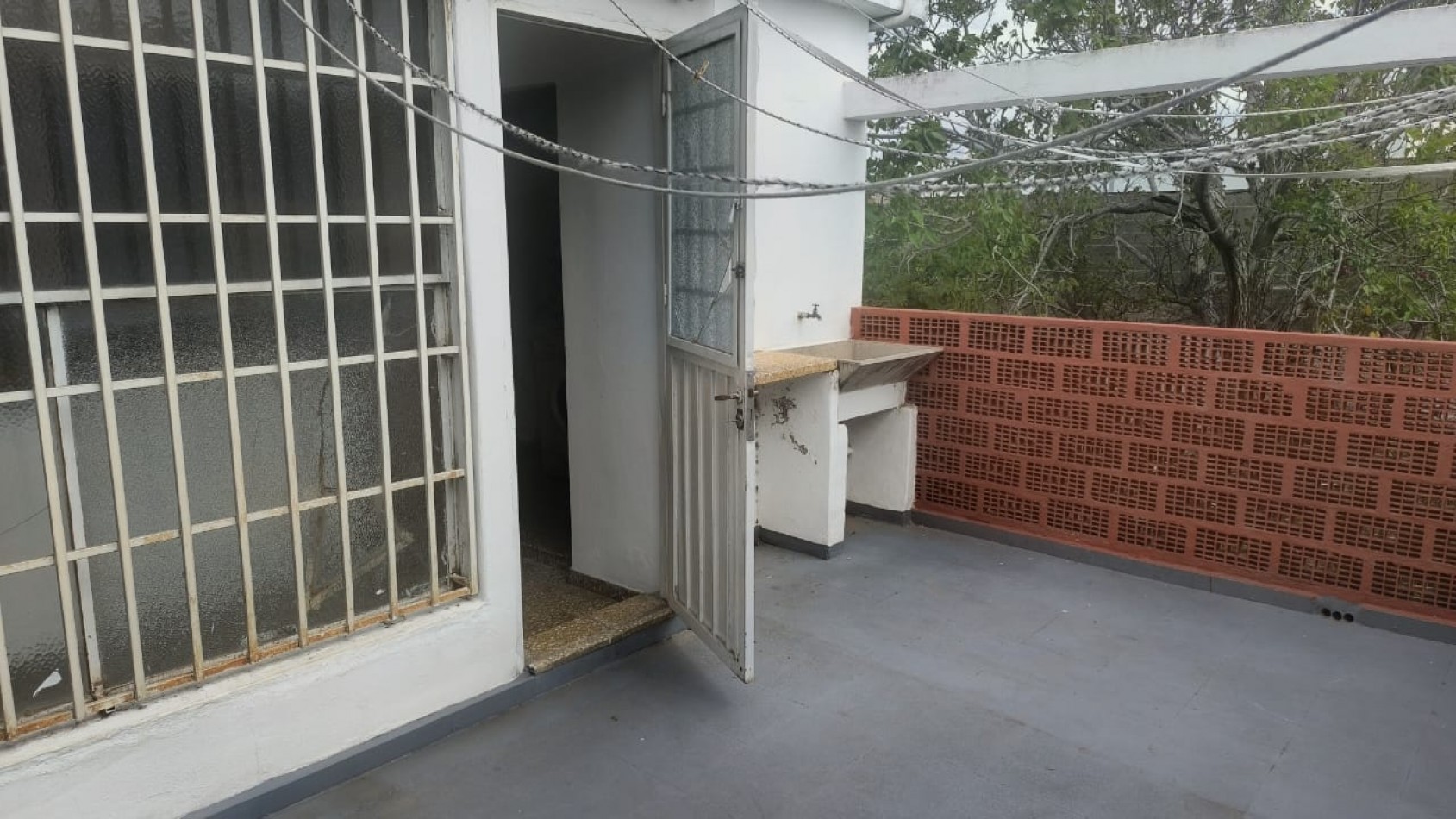 VENDO CASA DE 3 NIVELES -4 DORMITORIOS, ESPACIO PROFESIONAL, COCHERA DOBLE- B° URITORCO-CORDOBA