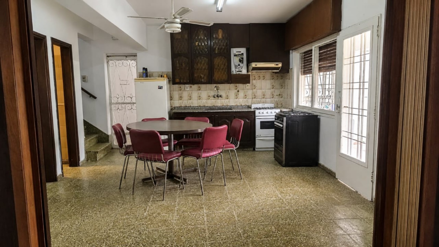 VENDO CASA DE 3 NIVELES -4 DORMITORIOS, ESPACIO PROFESIONAL, COCHERA DOBLE- B° URITORCO-CORDOBA