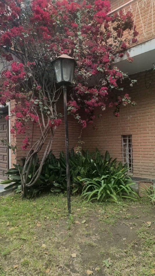 VENDO CASA DE 3 NIVELES -4 DORMITORIOS, ESPACIO PROFESIONAL, COCHERA DOBLE- B° URITORCO-CORDOBA