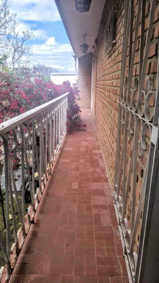 VENDO CASA DE 3 NIVELES -4 DORMITORIOS, ESPACIO PROFESIONAL, COCHERA DOBLE- B° URITORCO-CORDOBA