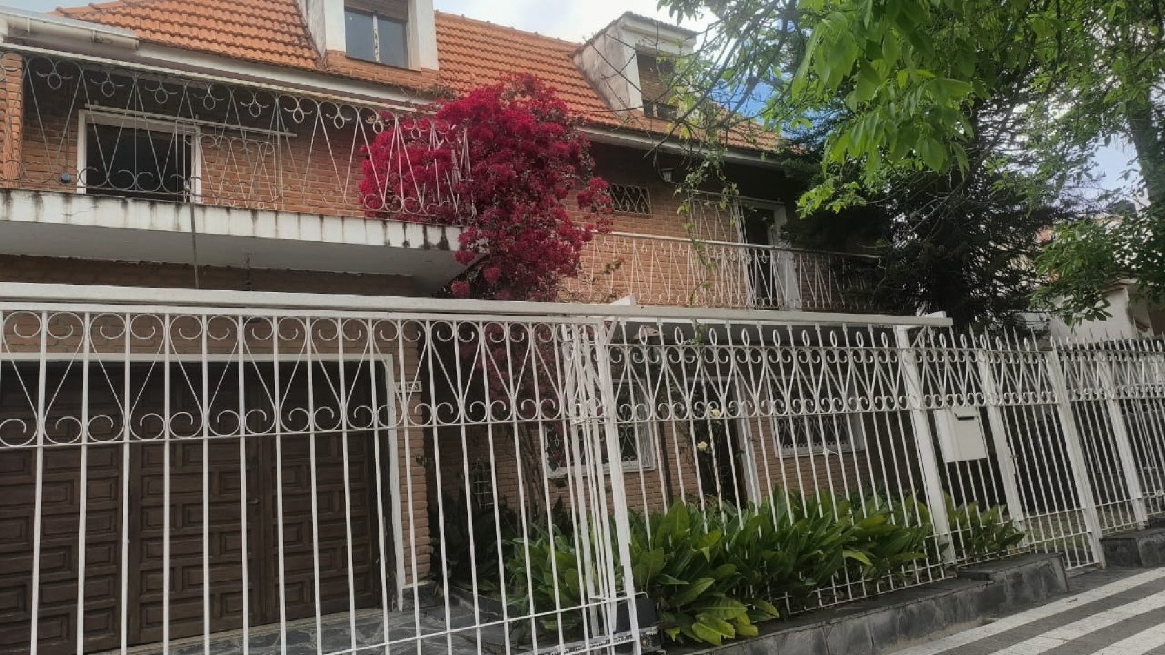 VENDO CASA DE 3 NIVELES -4 DORMITORIOS, ESPACIO PROFESIONAL, COCHERA DOBLE- B° URITORCO-CORDOBA