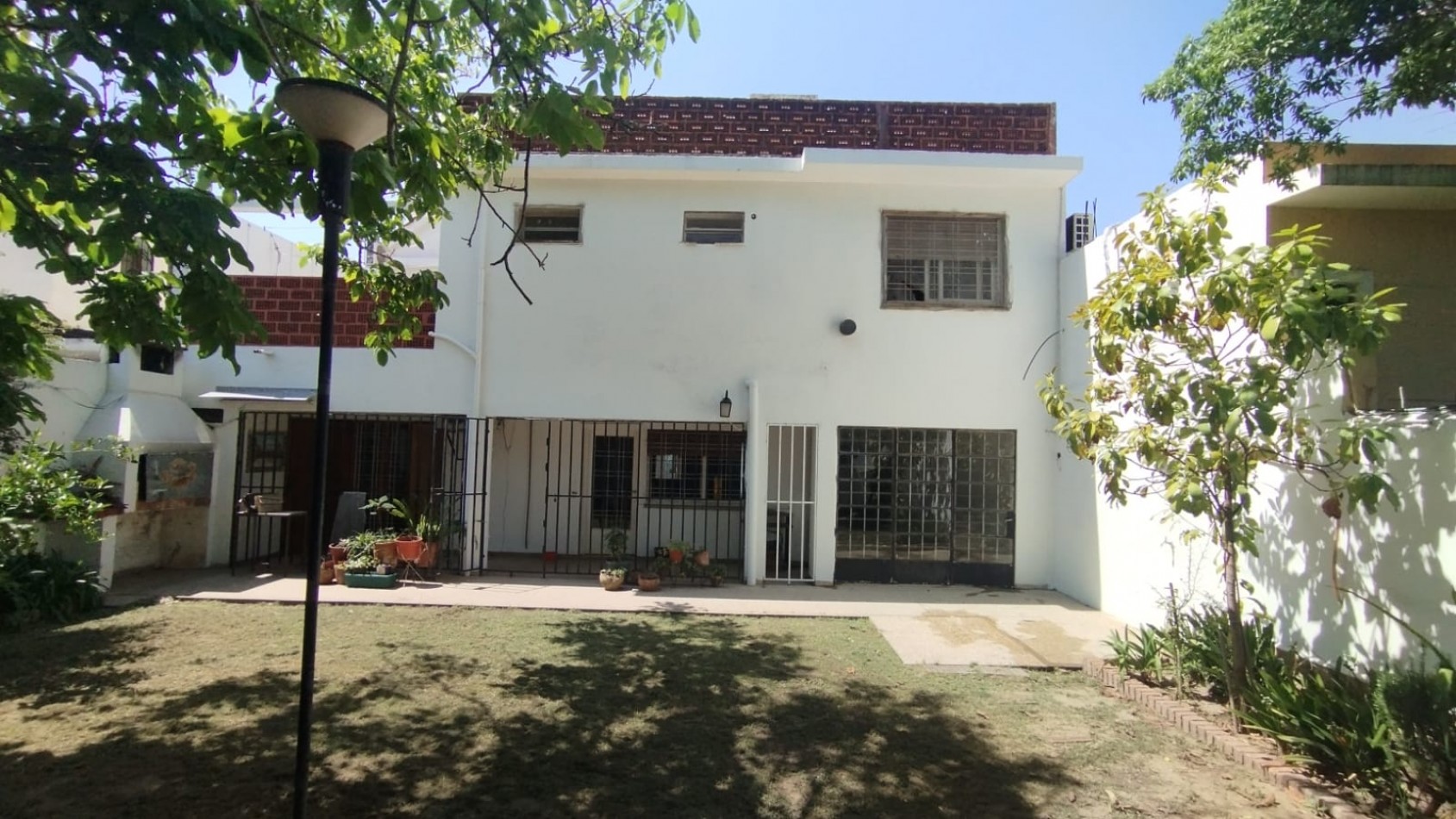 VENDO CASA DE 3 NIVELES -4 DORMITORIOS, ESPACIO PROFESIONAL, COCHERA DOBLE- B° URITORCO-CORDOBA