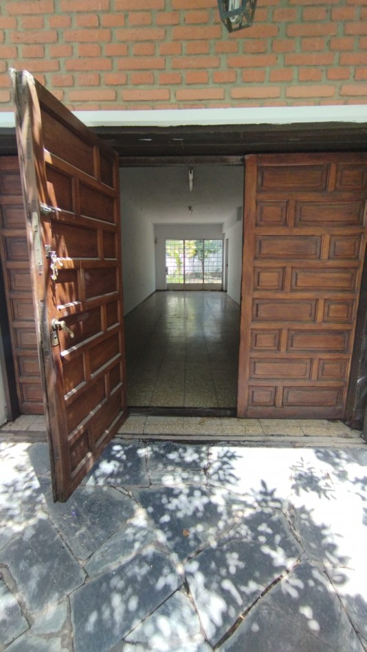 VENDO CASA DE 3 NIVELES -4 DORMITORIOS, ESPACIO PROFESIONAL, COCHERA DOBLE- B° URITORCO-CORDOBA
