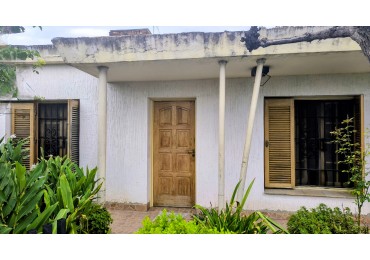 INVERSION UNICA!  2 propiedades al precio de una, Casa + 2 Deptos + 2 depositos y resto estructura semi cerrada p/galpones