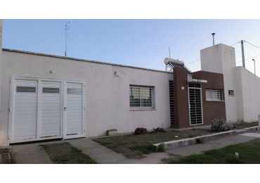 Alquilo casa de 2 Dorm. C/cochera y termosolar  en Horizonte Univ.