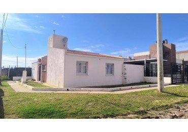 Vendo casa esq. 252 m2 de 2 Dorm. Cochera y termosolar  en Horizonte Univ.