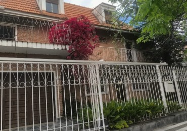 VENDO CASA DE 3 NIVELES -4 DORMITORIOS, ESPACIO PROFESIONAL, COCHERA DOBLE- B° URITORCO-CORDOBA