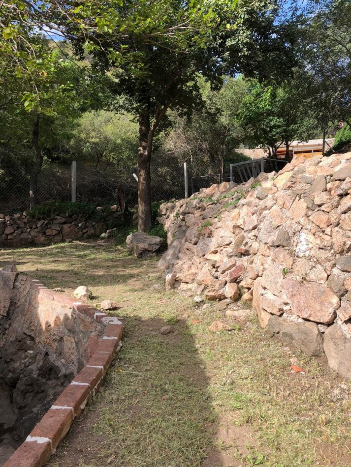 VENDO CASA DOS DORMITORIOS Y AMPLIO PARQUE A LOS PIES DE LA SIERRA 