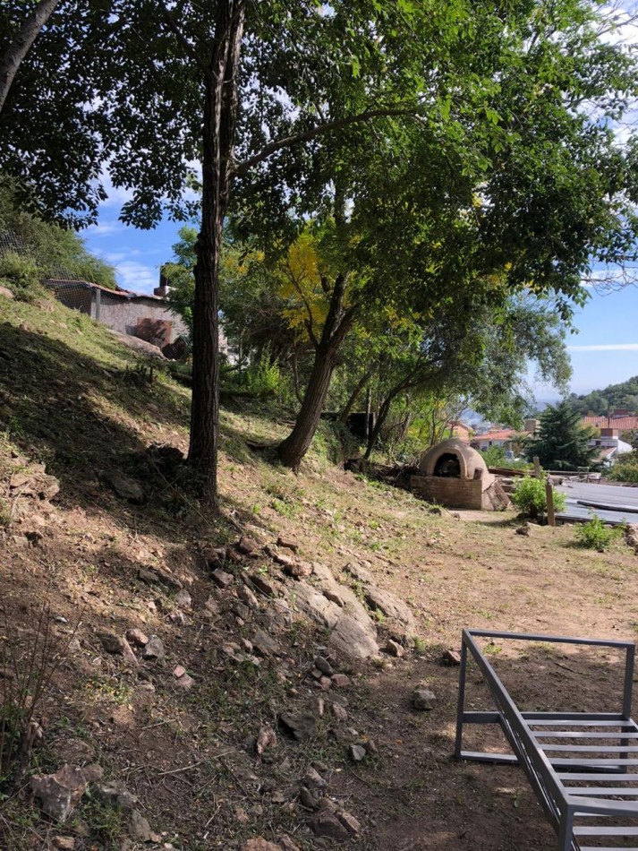 VENDO CASA DOS DORMITORIOS Y AMPLIO PARQUE A LOS PIES DE LA SIERRA 