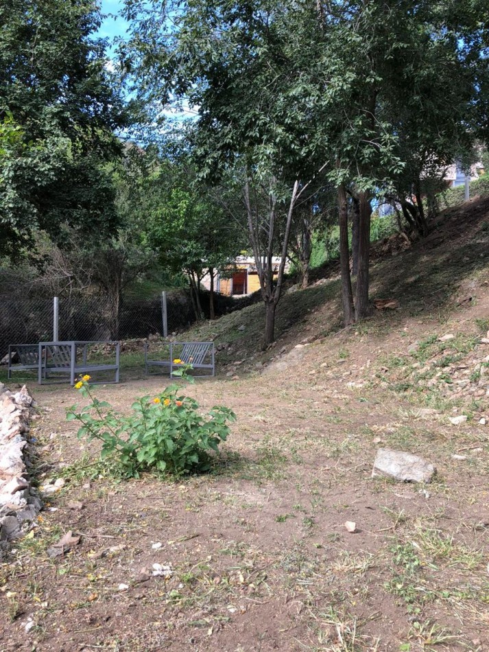 VENDO CASA DOS DORMITORIOS Y AMPLIO PARQUE A LOS PIES DE LA SIERRA 