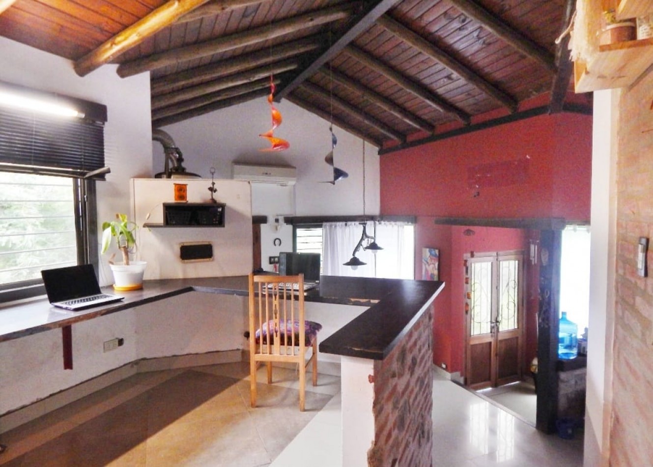 Venta de espectacular casa mas estudio - gran terreno en Villa Allende