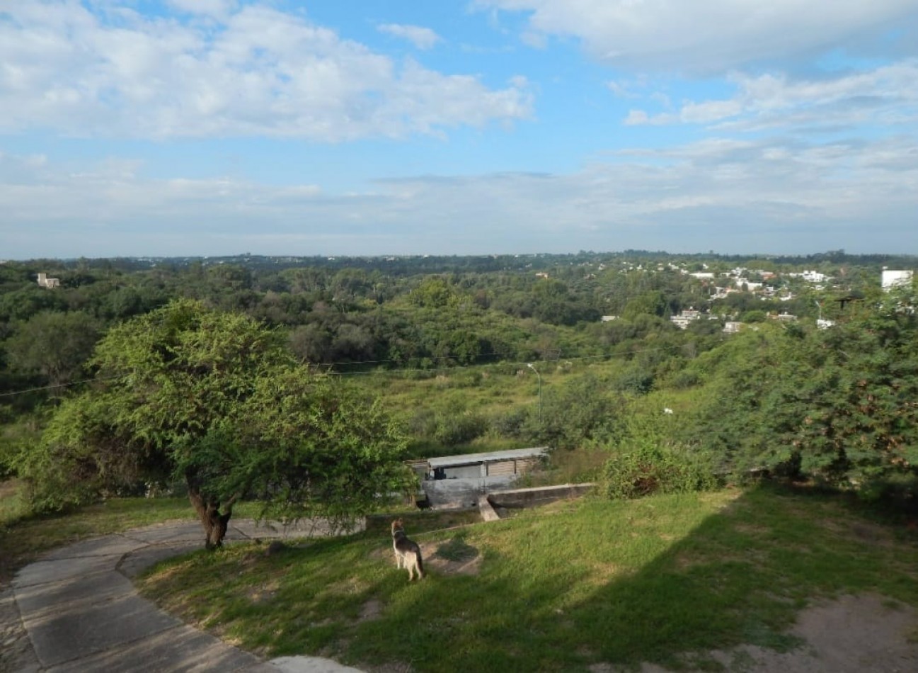 Venta de espectacular casa mas estudio - gran terreno en Villa Allende