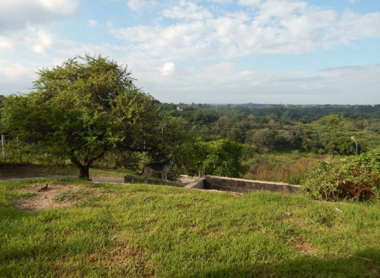 Venta de espectacular casa mas estudio - gran terreno en Villa Allende