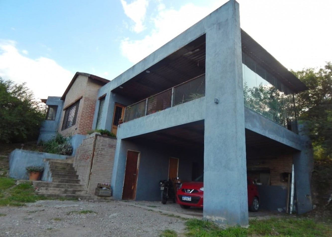 Venta de espectacular casa mas estudio - gran terreno en Villa Allende