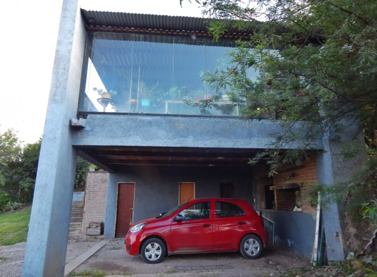 Venta de espectacular casa mas estudio - gran terreno en Villa Allende